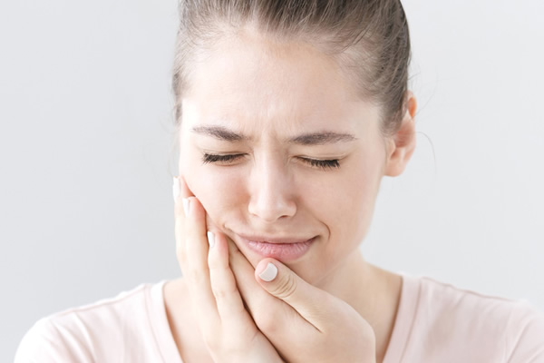歯がしみる原因は歯ぎしりによる知覚過敏かも？